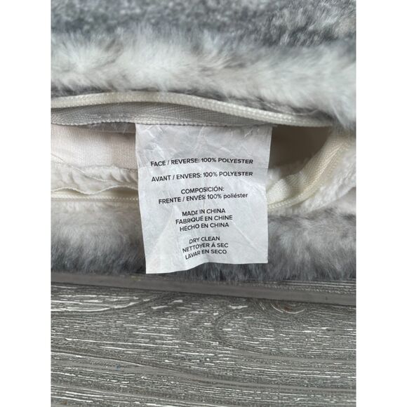 UGG Gray and White Pillowcase Sham Faux Fur Soft & Fluffy King Size 20 x 36" - Picture 9 of 11